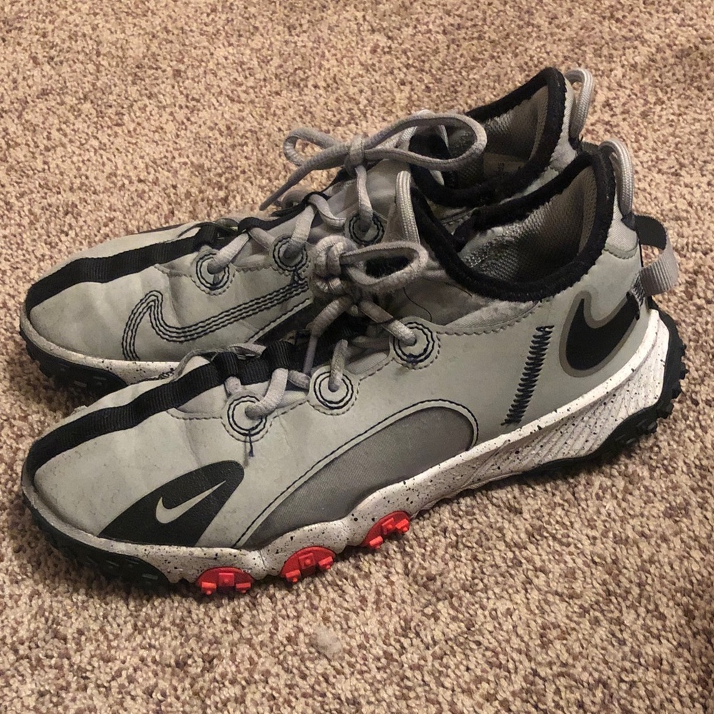 Nike Future Field Kids' cleats in Light Smoke Grey and Black size 5Y